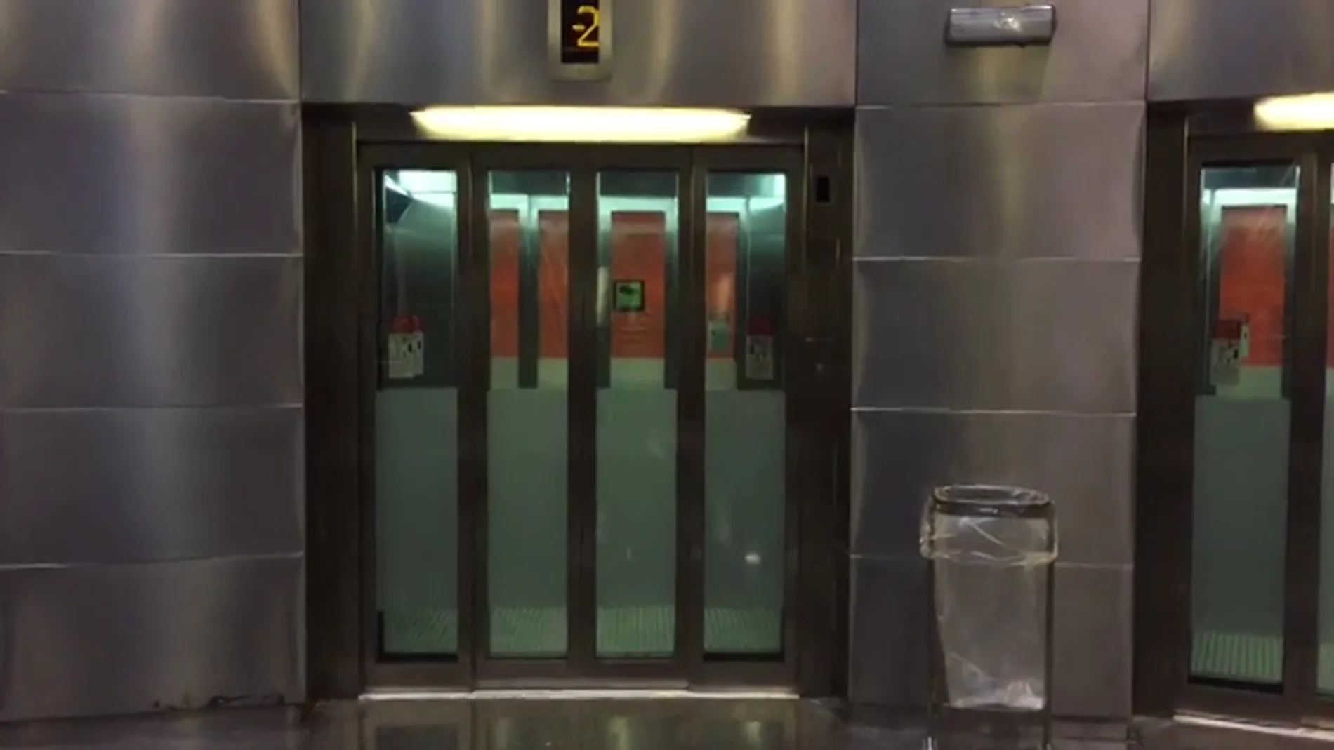 El ascensor donde un grupo de jóvenes agredieron sexualmente a una joven en Santa Coloma