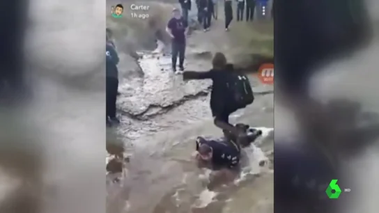 Humillan y graban a un compañero de clase con parálisis cerebral: le utilizan como puente humano para cruzar un arroyo Humillan y graban a un compañero de clase con parálisis cerebral: le utilizan como puente humano para cruzar un arroyo