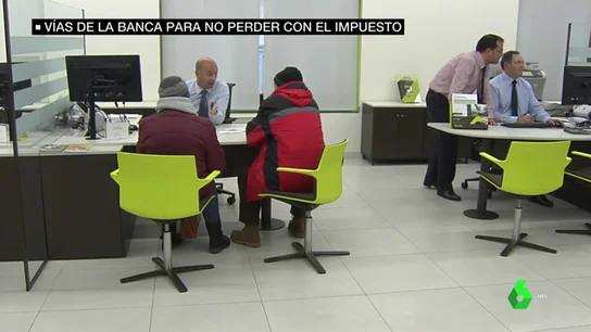 La banca ya paga el impuesto de las hipotecas, pero alerta: así puede repercutirte con nuevas comisiones y condiciones La banca ya paga el impuesto de las hipotecas, pero alerta: así puede repercutirte con nuevas comisiones y condiciones