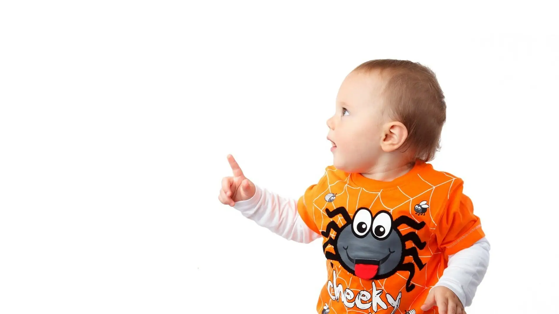 Fotografía de un bebe señalando con el dedo