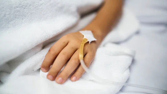 Un niño en un hospital. Un niño en un hospital.
