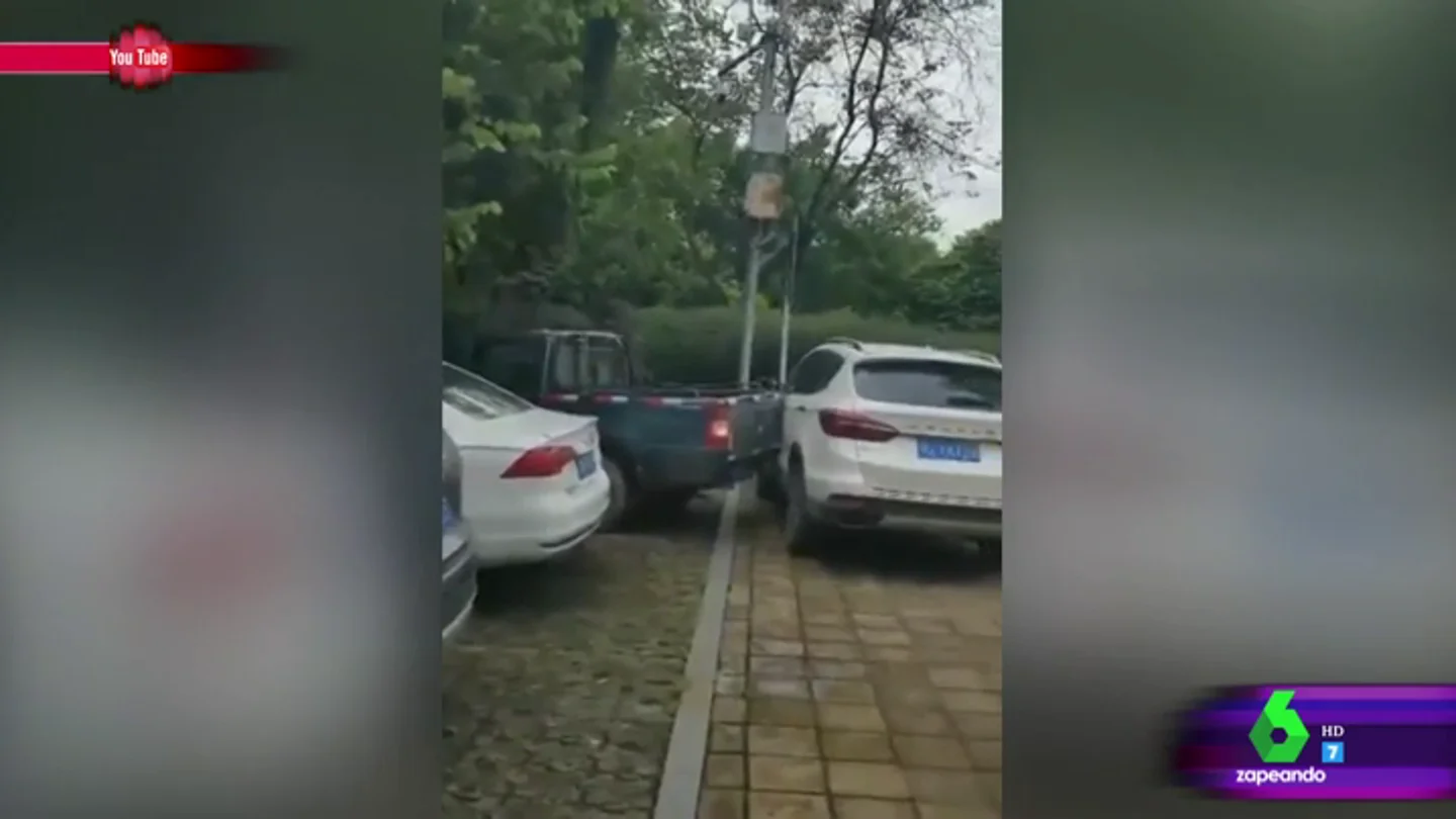 El impactante vídeo en el que un conductor se abre hueco a base de golpes contra un coche mal aparcado miki ok El impactante vídeo en el que un conductor se abre hueco a base de golpes contra un coche mal aparcado