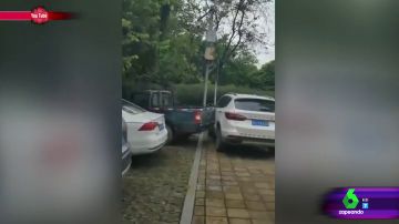  El impactante vídeo en el que un conductor se abre hueco a base de golpes contra un coche mal aparcado
