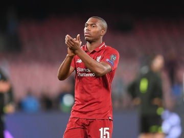 Daniel Sturridge aplaude a los aficionados del Liverpool Daniel Sturridge aplaude a los aficionados del Liverpool