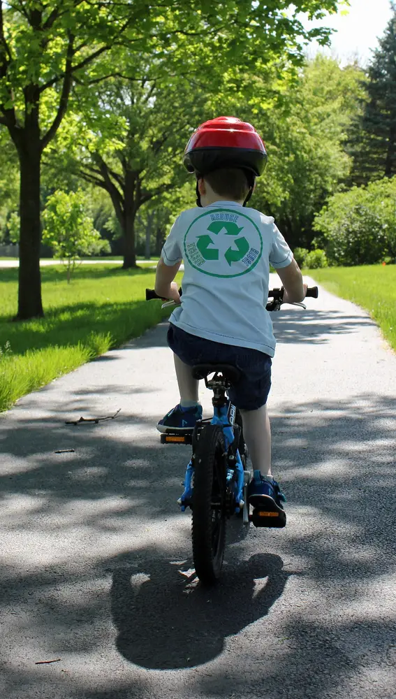 Niño montando en bici