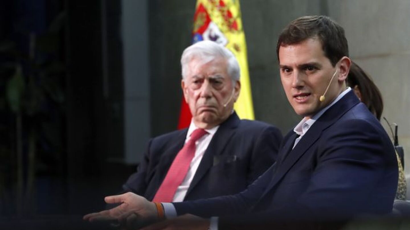 El escritor Mario Vargas Llosa junto al l&iacute;der de Ciudadanos, Albert Rivera