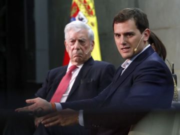 El escritor Mario Vargas Llosa junto al líder de Ciudadanos, Albert Rivera El escritor Mario Vargas Llosa junto al líder de Ciudadanos, Albert Rivera