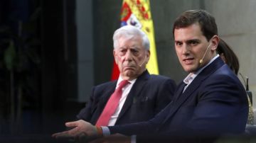 El escritor Mario Vargas Llosa junto al líder de Ciudadanos, Albert Rivera