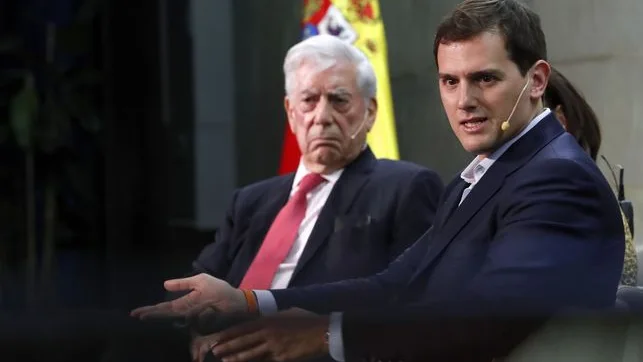 El escritor Mario Vargas Llosa junto al líder de Ciudadanos, Albert Rivera