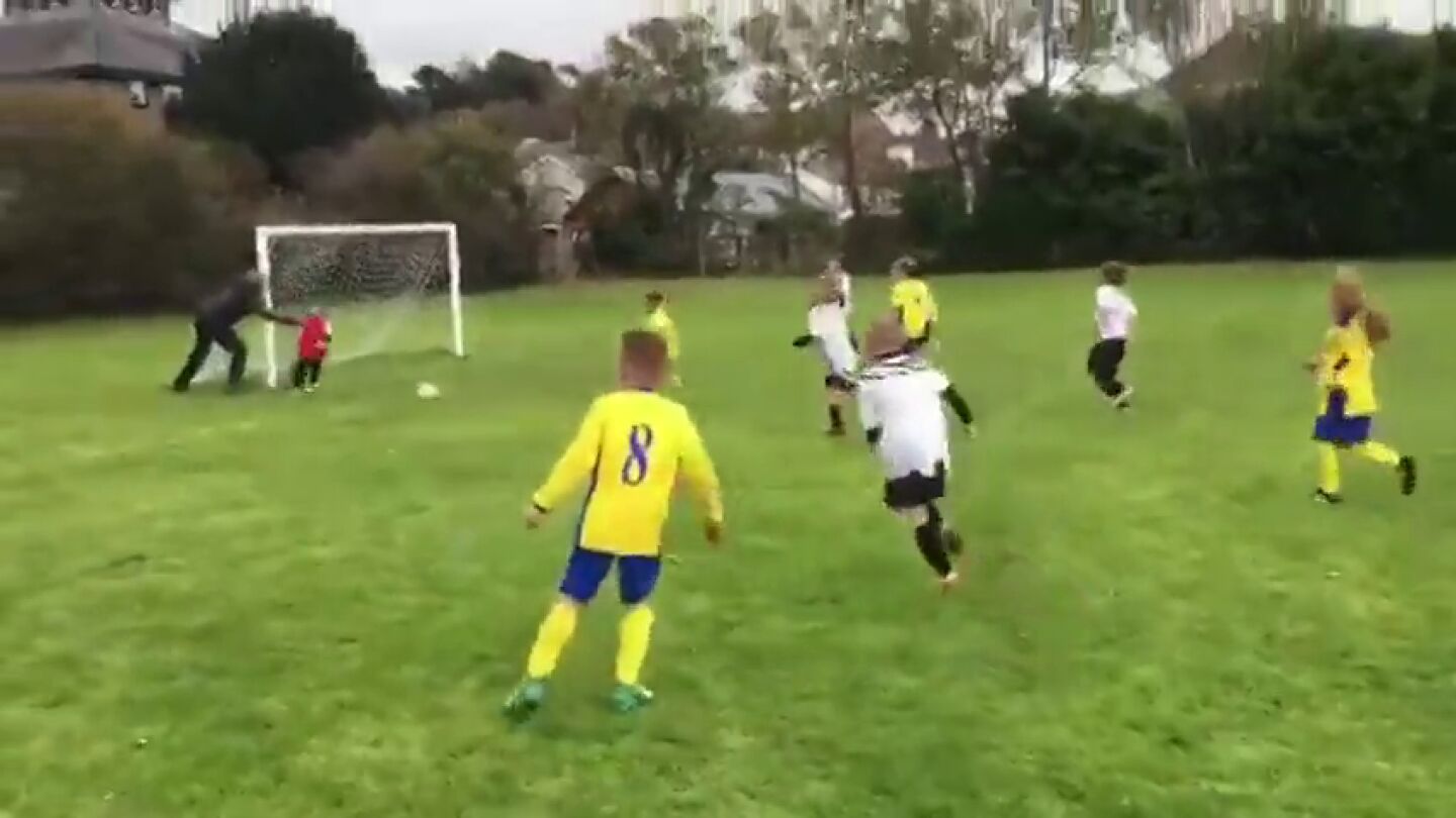 'El padre del a&ntilde;o': empuja a su hijo de 6 a&ntilde;os para que pare un bal&oacute;n en pleno partido