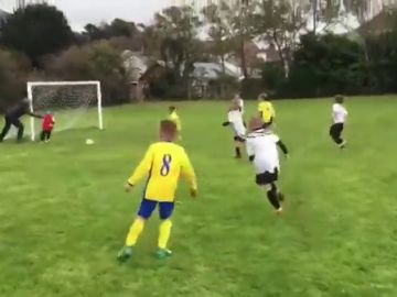 'El padre del año': empuja a su hijo de 6 años para que pare un balón en pleno partido 'El padre del año': empuja a su hijo de 6 años para que pare un balón en pleno partido
