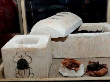 Una momia de escarabajo, tras ser hallado por una misión arqueológica egipcia Una momia de escarabajo, tras ser hallado por una misión arqueológica egipcia