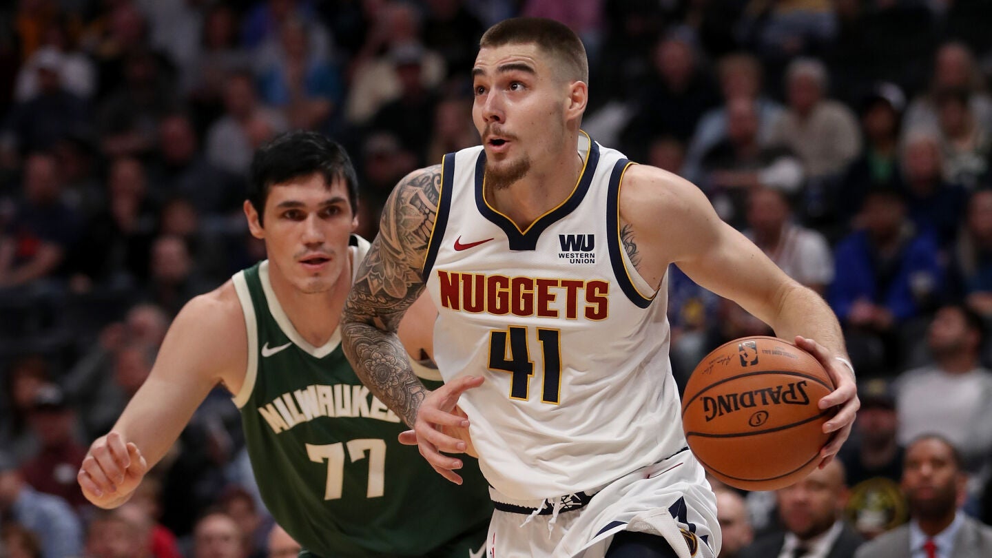 Juancho Hernang&oacute;mez entra a canasta ante los Bucks