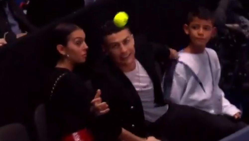 Cristiano intenta 'cazar' una bola en la Copa Masters