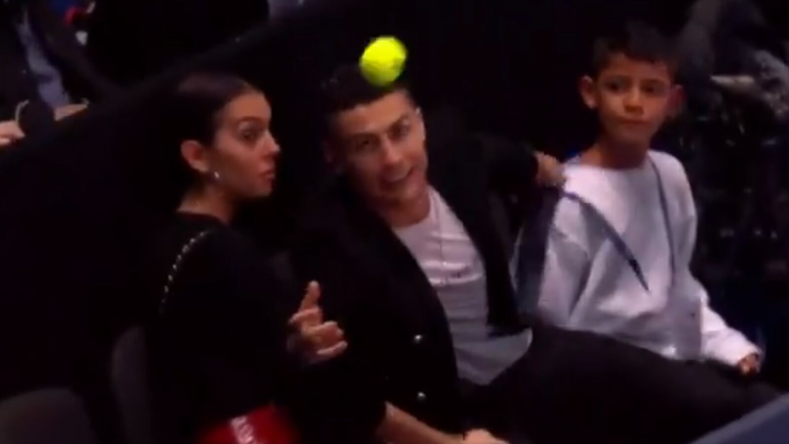 Cristiano intenta 'cazar' una bola en la Copa Masters
