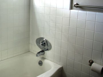 Las condiciones de luz, humedad y temperatura del cuarto de baño son idóneas para el moho 