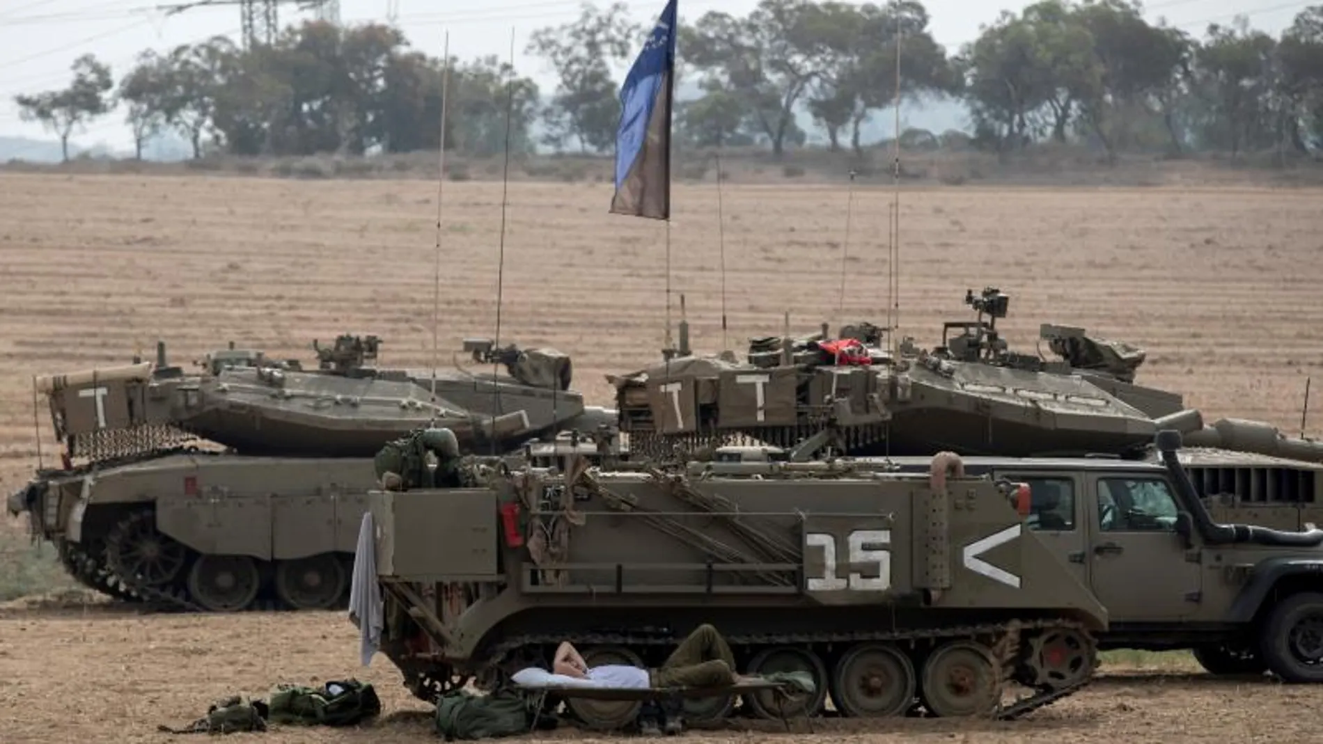 Vehículos blindados israelíes desplegados junto a la frontera israelí con Gaza