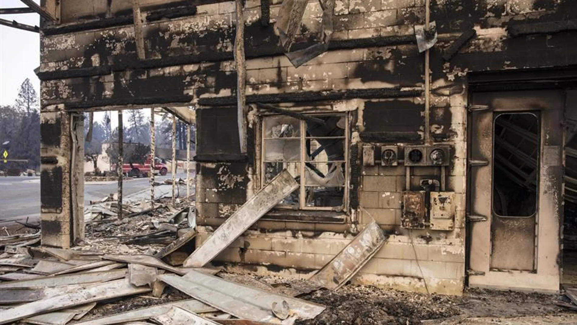 Un negocio tras ser destruido por el incendio de "Camp Fire" de California