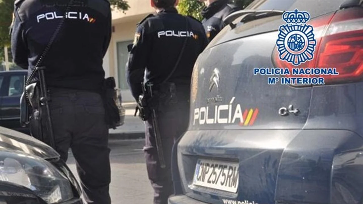Dos agentes de la Policía Nacional Dos agentes de la Policía Nacional