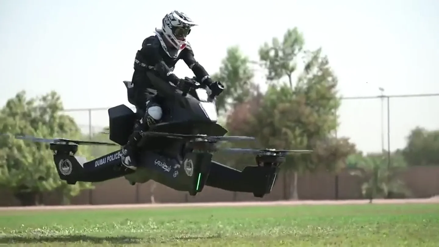 Así funcionan las motos voladoras con las que patrullará la Policía de Dubái en 2020 Así funcionan las motos voladoras con las que patrullará la Policía de Dubái en 2020