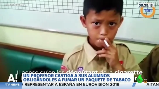 Obliga a sus alumnos a fumar un paquete de tabaco Obliga a sus alumnos a fumar un paquete de tabaco