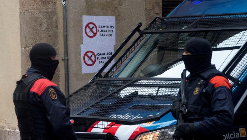 Dos Mossos d'Esquadra durante otra operación contra el narcotráfico en Barcelona