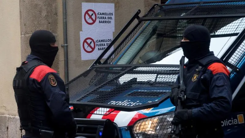 Dos Mossos d'Esquadra durante otra operación