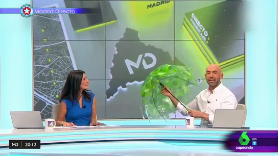 El día que dos presentadores desafiaron a la mala suerte abriendo un paraguas El día que dos presentadores desafiaron a la mala suerte abriendo un paraguas