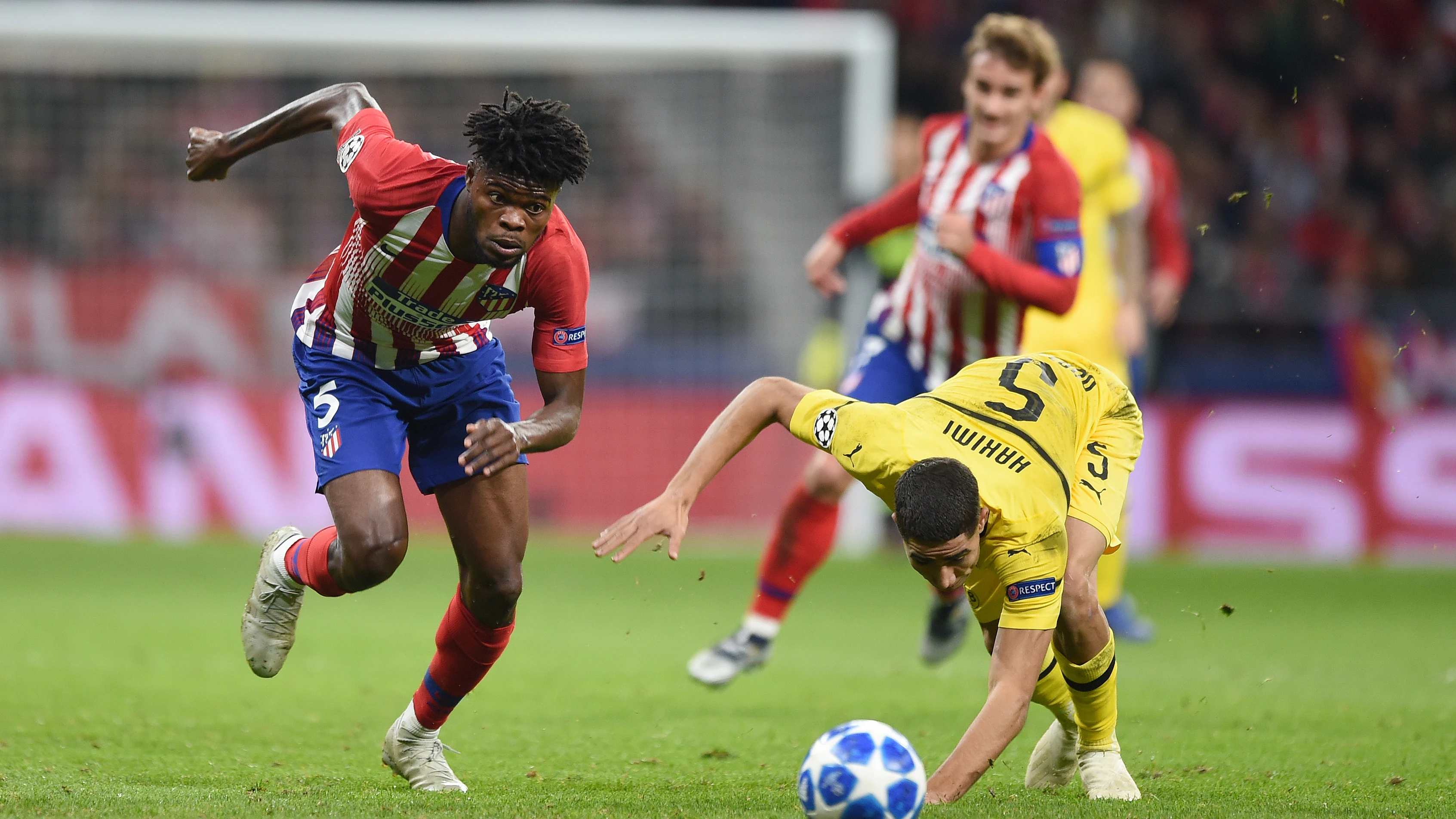 Thomas pelea un balón en el partido ante el Dortmund