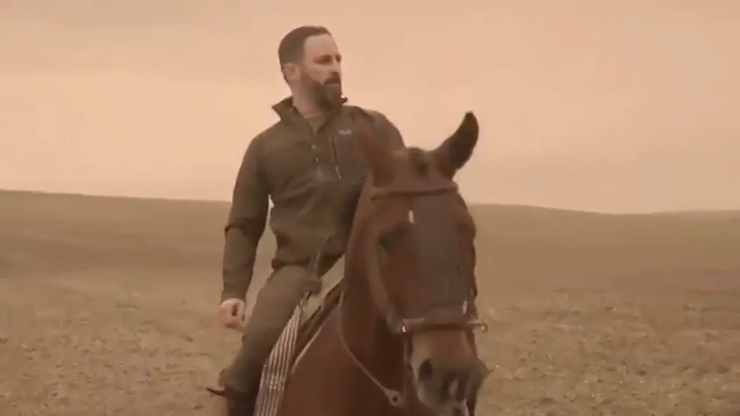 Vox viste a Santiago Abascal de Aragorn en un vídeo en el que llama a la "reconquista de España" desde Andalucía Vox viste a Santiago Abascal de Aragorn en un vídeo en el que llama a la "reconquista de España" desde Andalucía