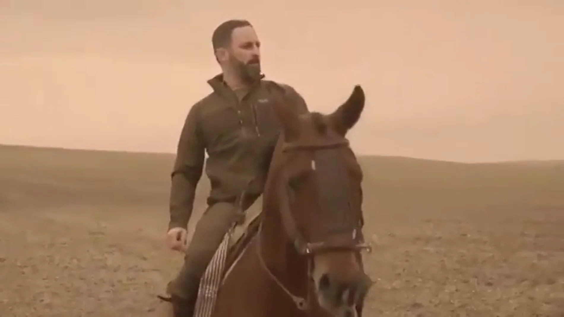 Vox viste a Santiago Abascal de Aragorn en un vídeo en el que llama a la "reconquista de España" desde Andalucía