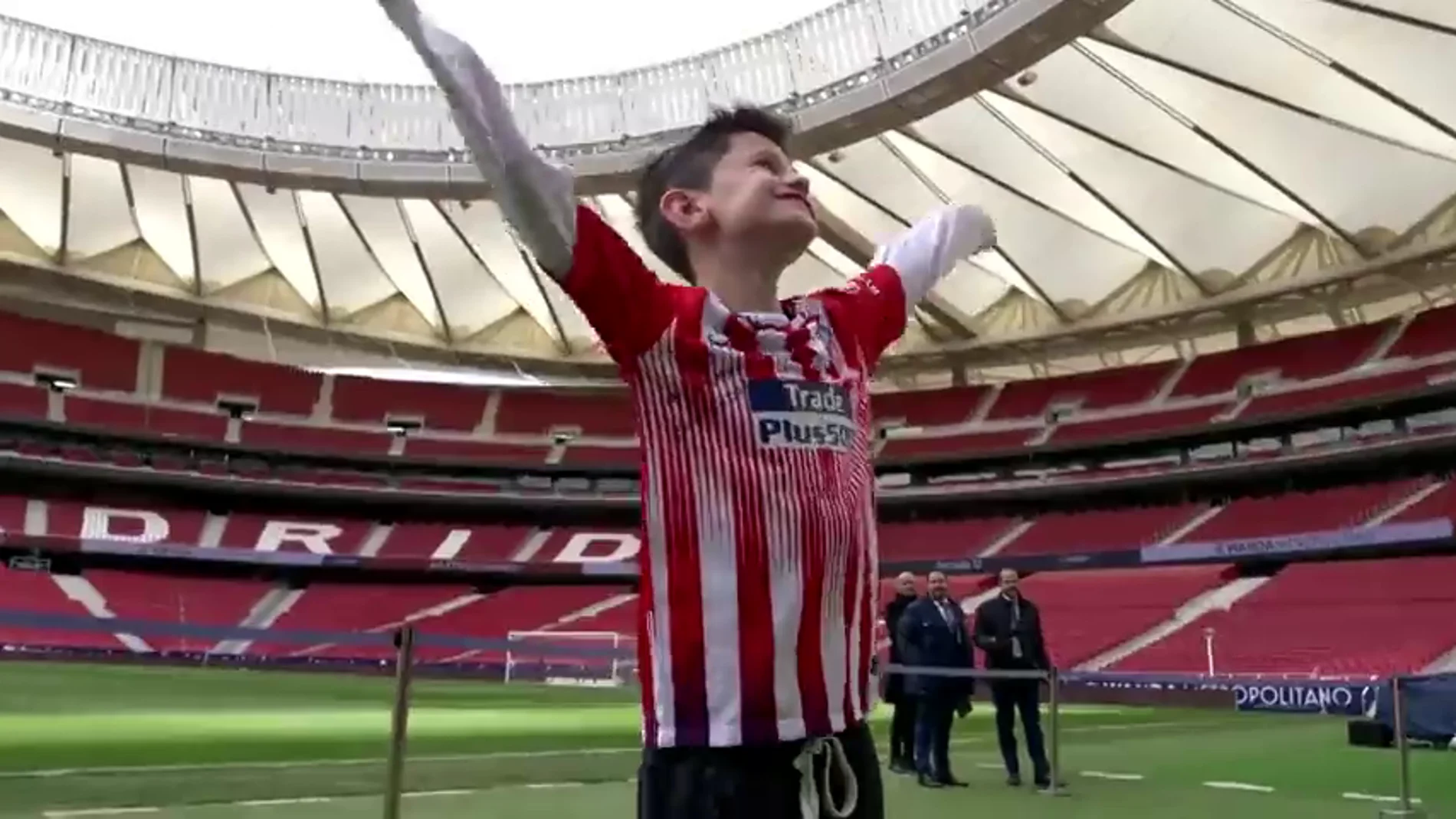 El Atlético de Madrid cumple el sueño del pequeño Manu, el niño que conmovió a Griezmann