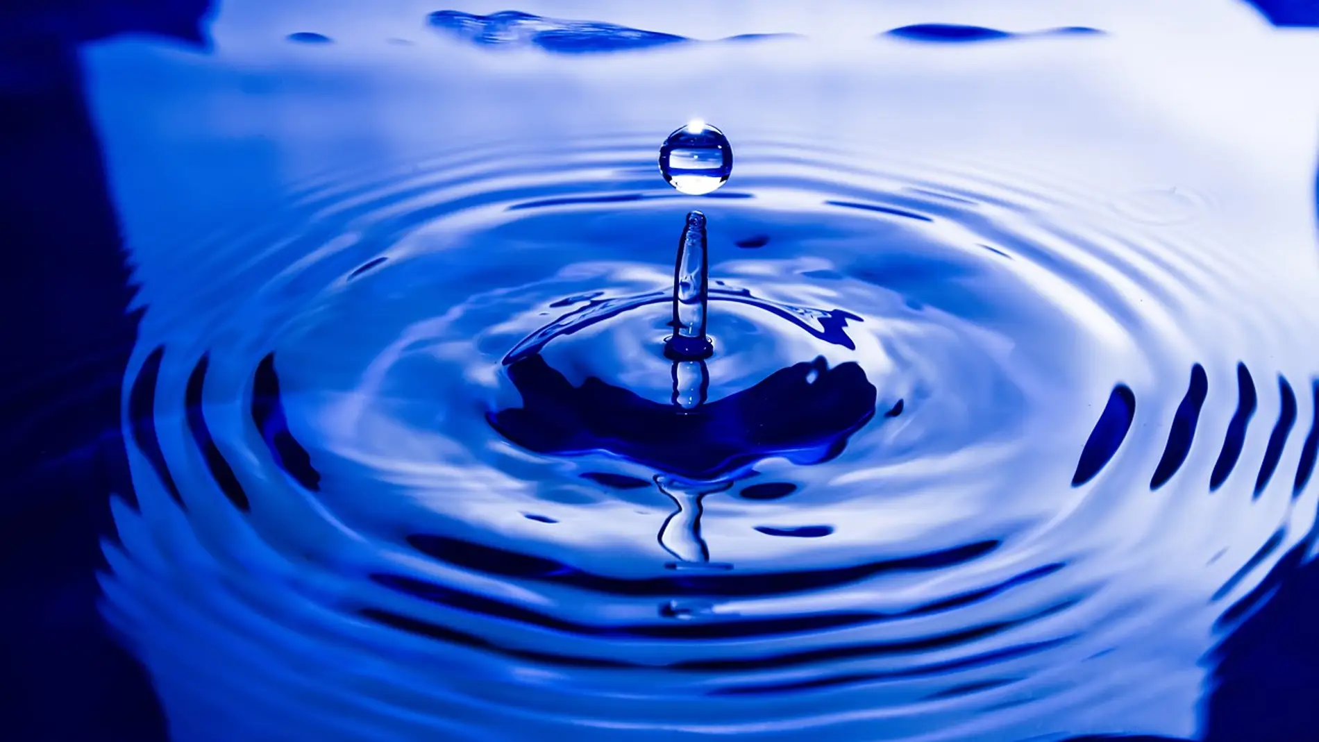 Las propiedades electricas del agua cambian en el nanomundo