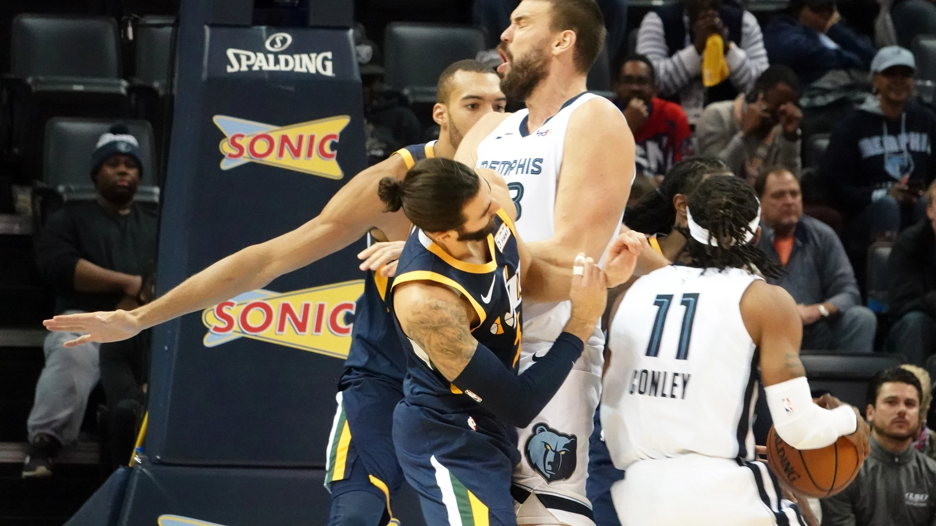 Ricky Rubio choca contra Marc Gasol