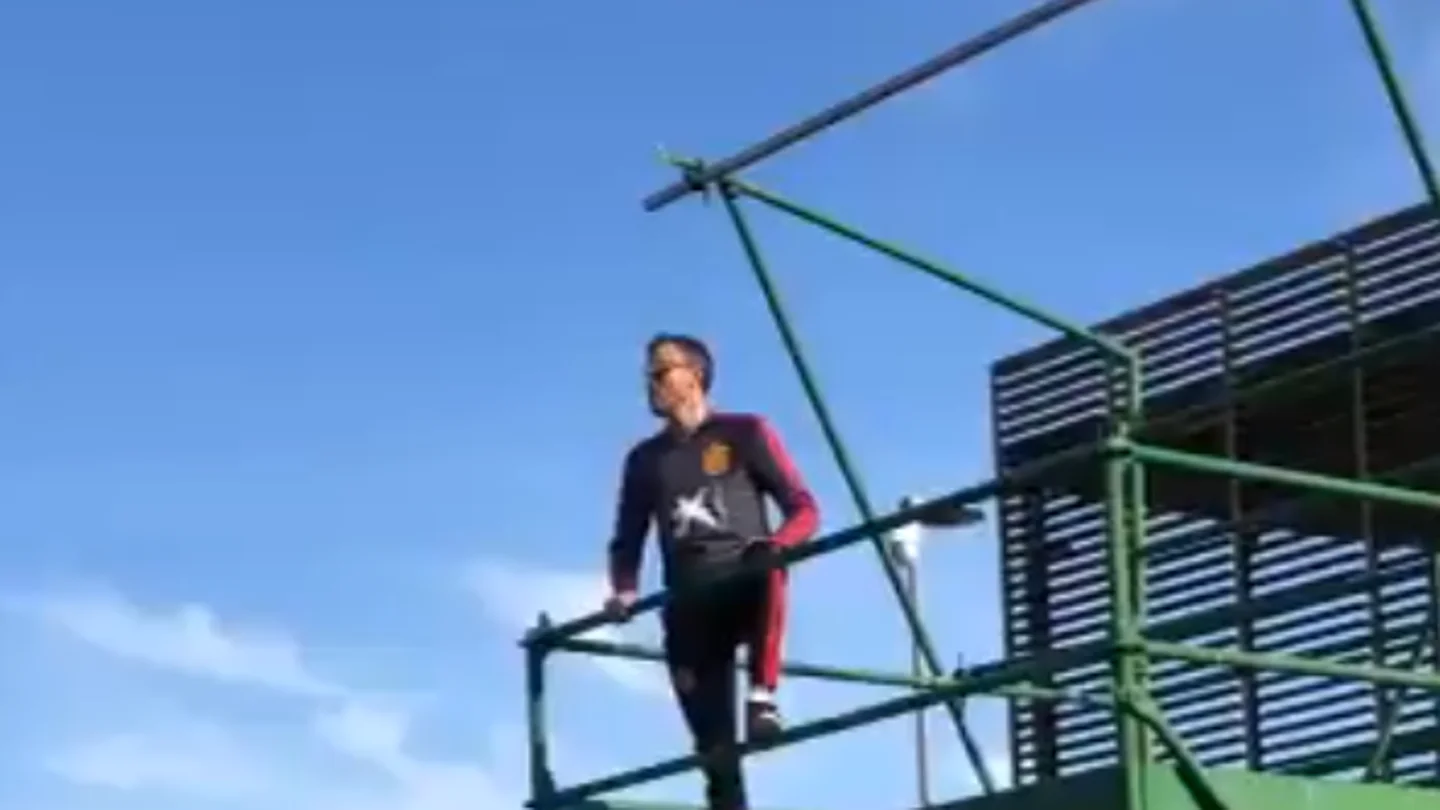 Luis Enrique, subido en su andamio Luis Enrique, subido en su andamio
