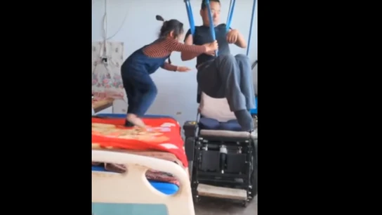 La pequeña Jiajia cuidando de su padre La pequeña Jiajia cuidando de su padre