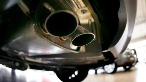 Imagen del tubo de escape de un coche Imagen del tubo de escape de un coche