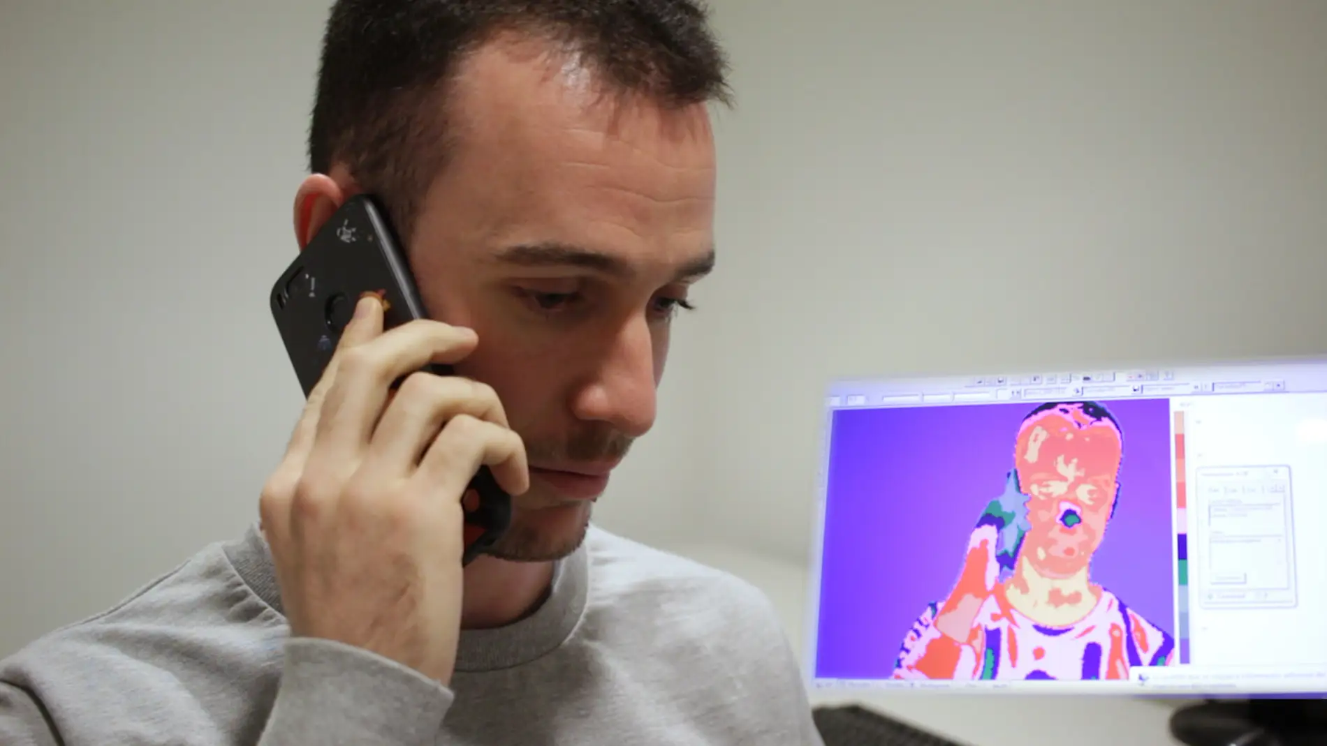 Uno de los participantes en el estudio realiza la llamada de teléfono en la que debe mentir a su interlocutor. En la imagen del termógrafo puede verse cómo la temperatura de la nariz desciende, y la de la frente sube.