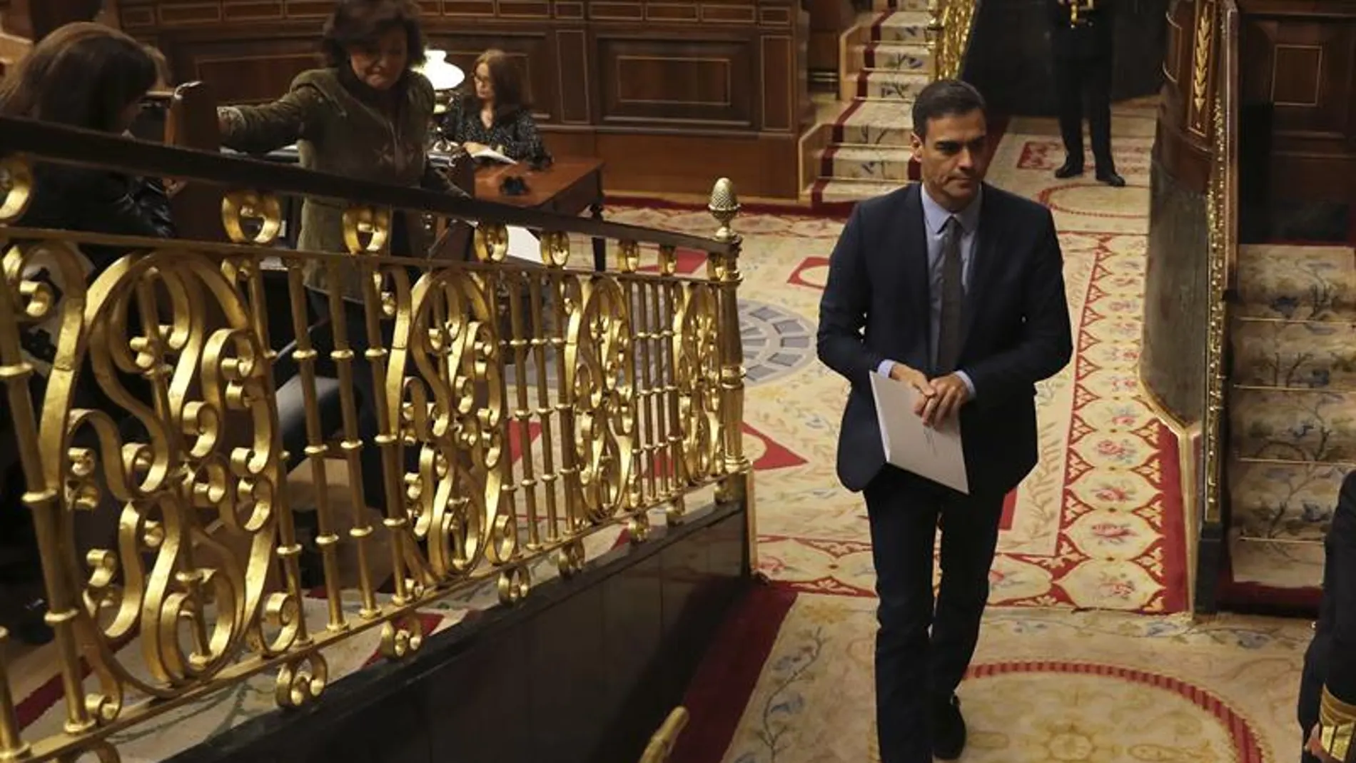 El presidente del Gobierno, Pedro Sánchez, abandona el hemicíclo