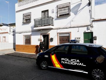 Un agente de la Policía Nacional sale de la vivienda de Alcalá de Guadaira Un agente de la Policía Nacional sale de la vivienda de Alcalá de Guadaira