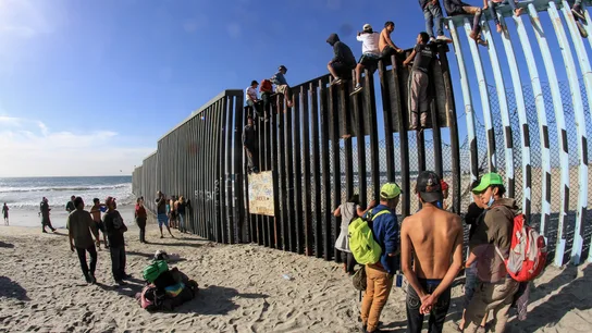 Decenas de migrantes centroamericanos alcanzan la frontera con Estados Unidos Decenas de migrantes centroamericanos alcanzan la frontera con Estados Unidos