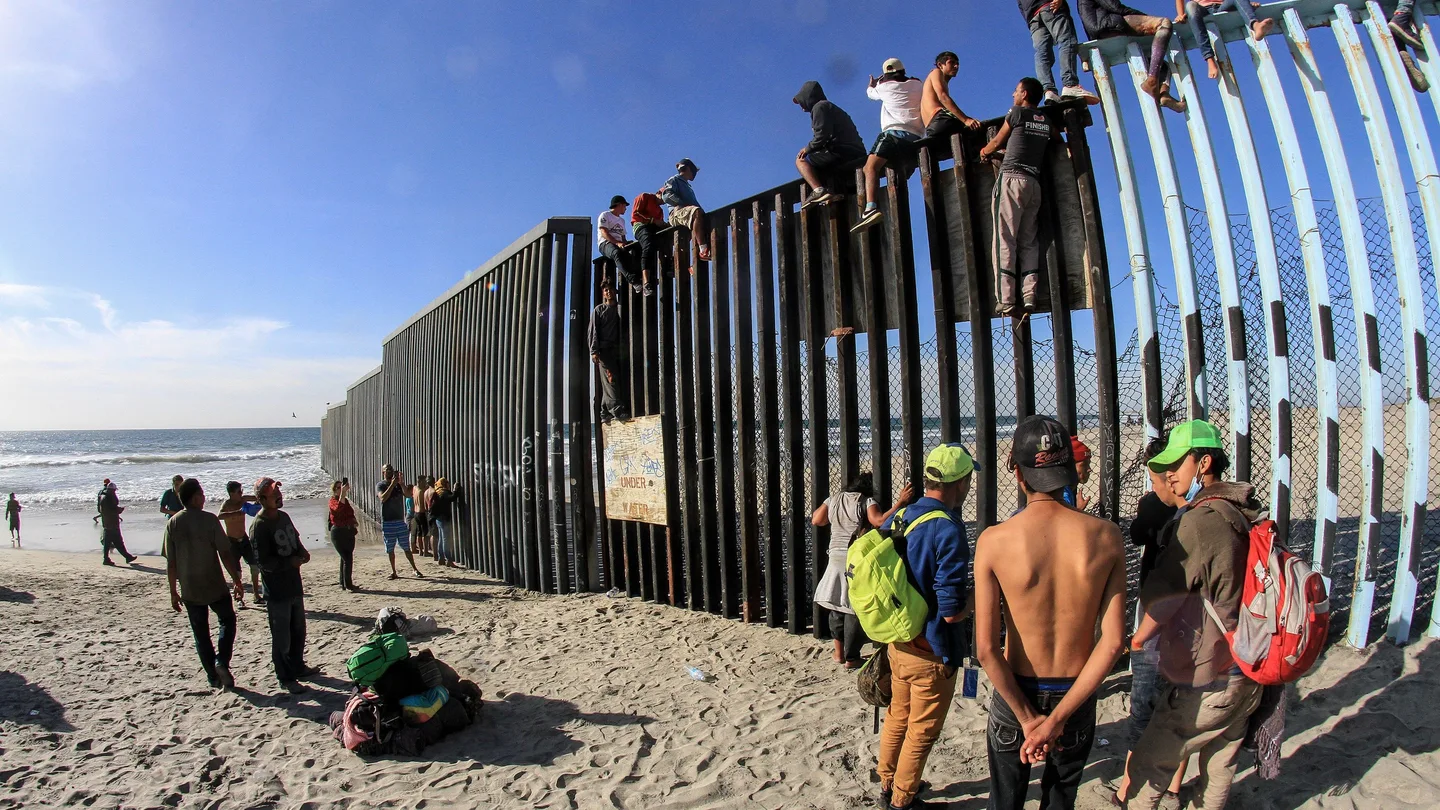Decenas de migrantes centroamericanos alcanzan la frontera con Estados Unidos Decenas de migrantes centroamericanos alcanzan la frontera con Estados Unidos