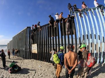 Decenas de migrantes centroamericanos alcanzan la frontera con Estados Unidos Decenas de migrantes centroamericanos alcanzan la frontera con Estados Unidos