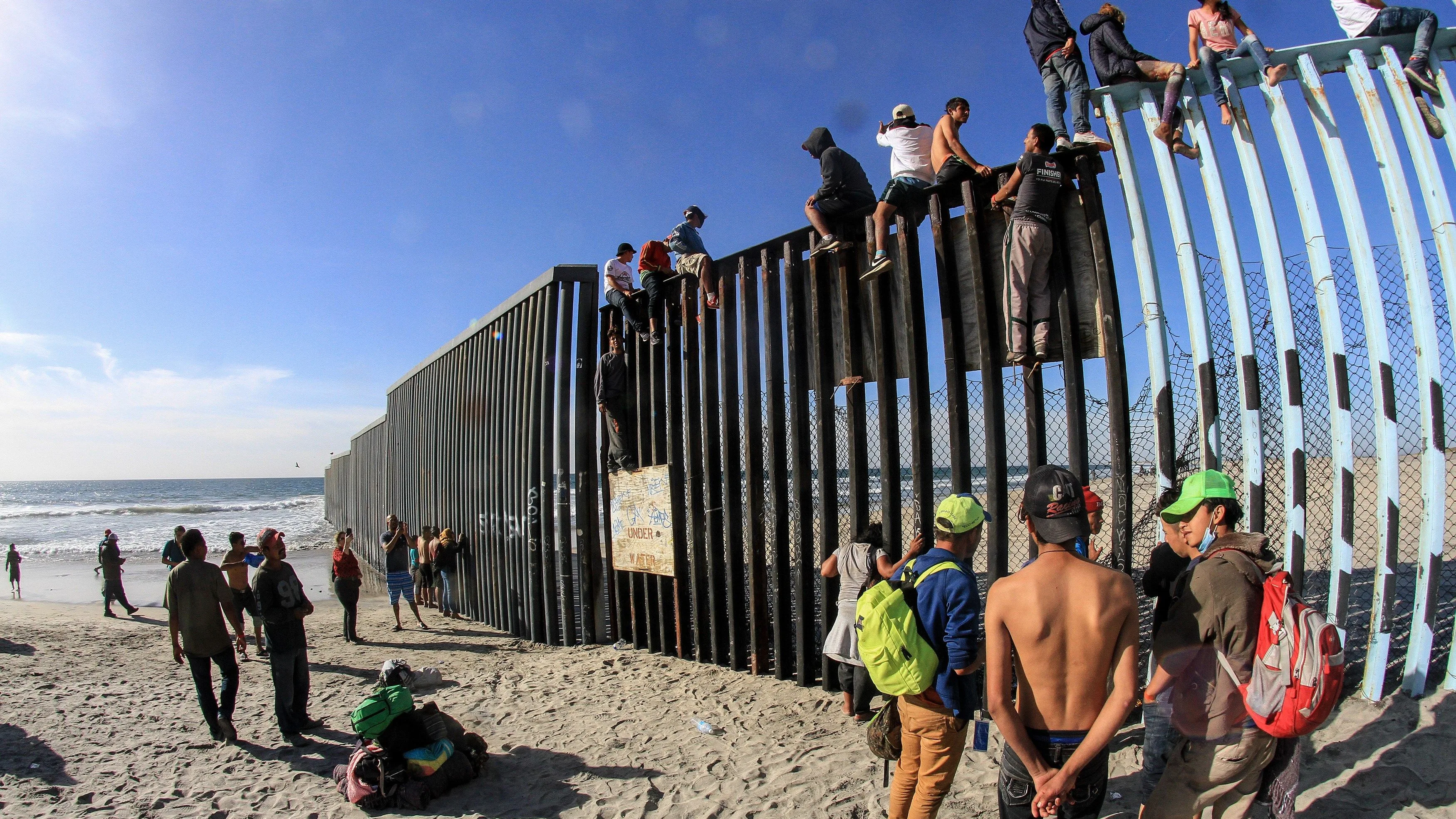 Decenas de migrantes centroamericanos alcanzan la frontera con Estados Unidos