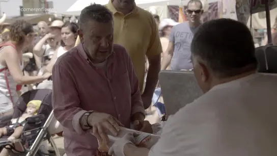 El 'zasca' de Chicote al dueño de un puesto de bocadillos que vende producto en mal estado El 'zasca' de Chicote al dueño de un puesto de bocadillos que vende producto en mal estado