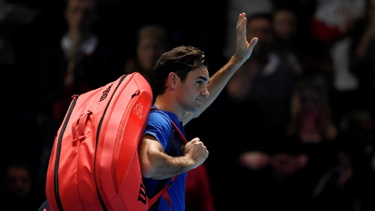 Roger Federer se despide de los aficionados tras un partido Roger Federer se despide de los aficionados tras un partido