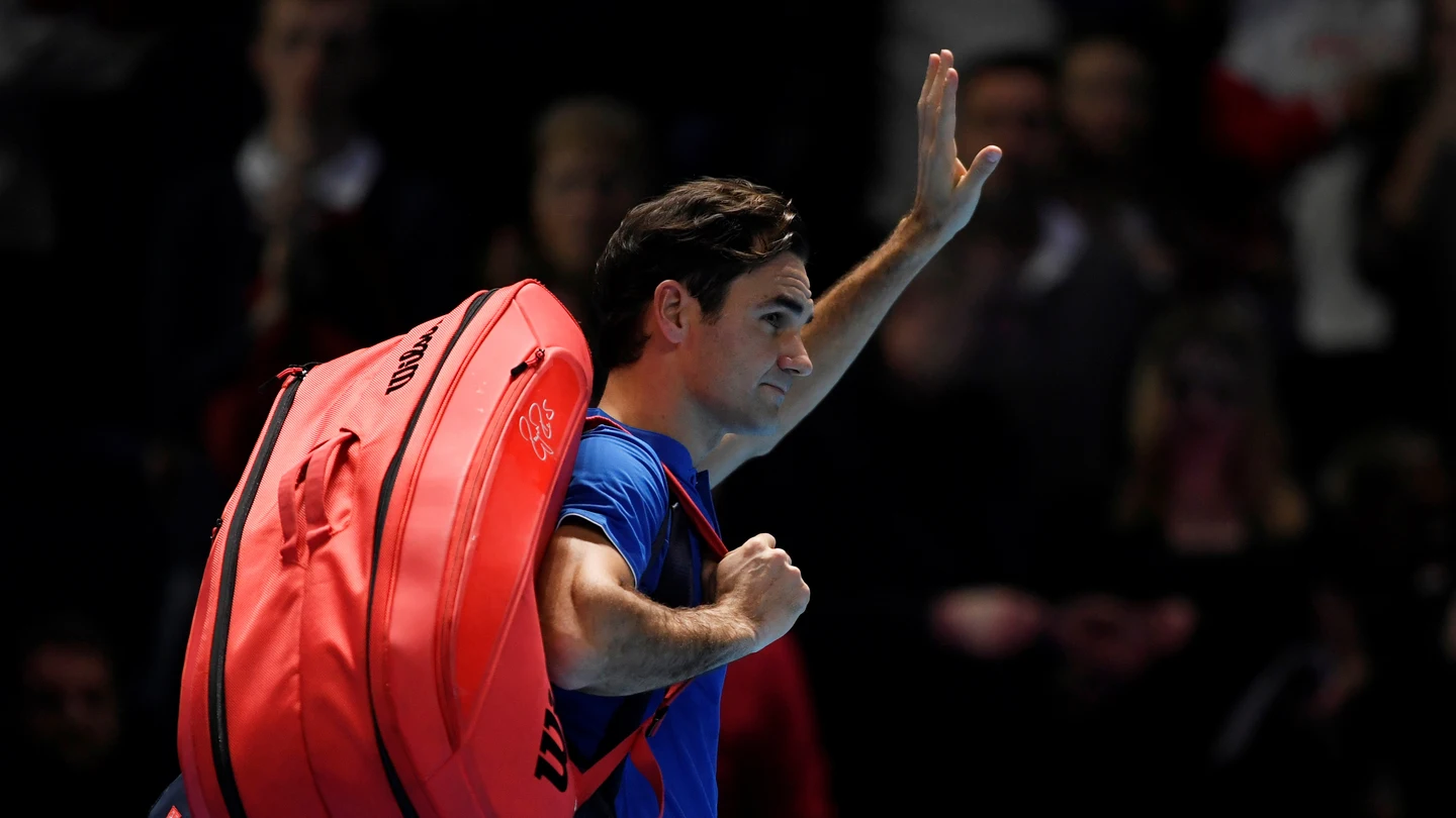 Roger Federer se despide de los aficionados tras un partido Roger Federer se despide de los aficionados tras un partido