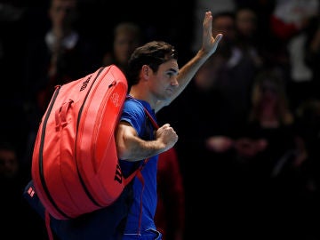 Roger Federer se despide de los aficionados tras un partido Roger Federer se despide de los aficionados tras un partido