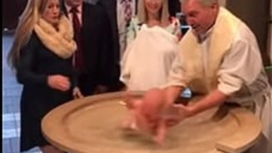 Un bautizo convertido en pesadilla: el bebé se escurre de las manos del cura y acaba golpeándose contra la fuente bautismal Un bautizo convertido en pesadilla: el bebé se escurre de las manos del cura y acaba golpeándose contra la fuente bautismal