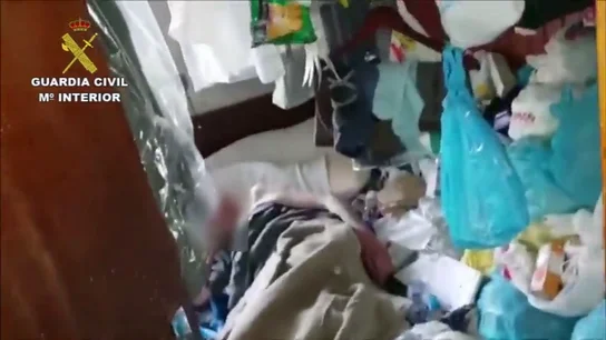 Rescatan a un anciano con síndrome de diógenes desnudo, desorientado y atrapado por la basura en su casa Rescatan a un anciano con síndrome de diógenes desnudo, desorientado y atrapado por la basura en su casa